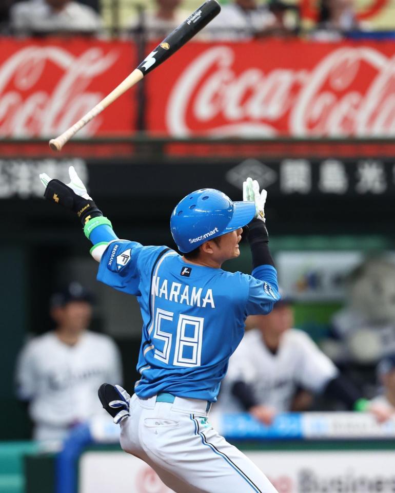 ４回、左越えに逆転２ランを放つ奈良間（撮影・中島達哉）