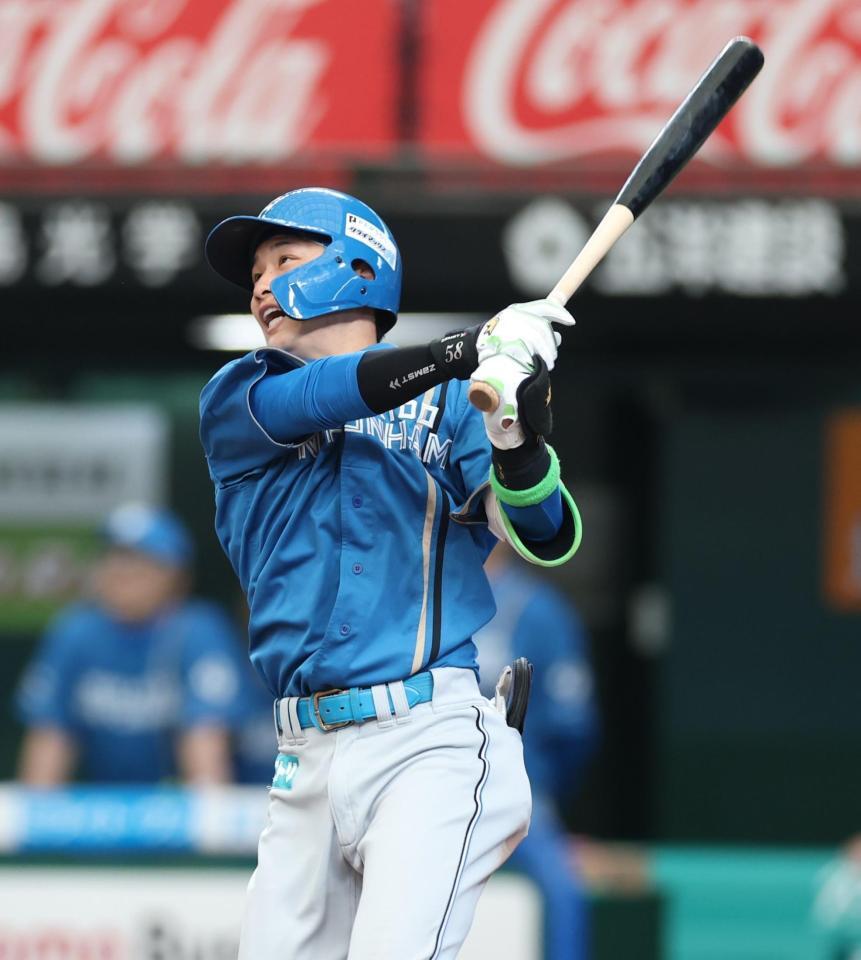 ４回、逆転２ランを放つ奈良間（撮影・金田祐二）