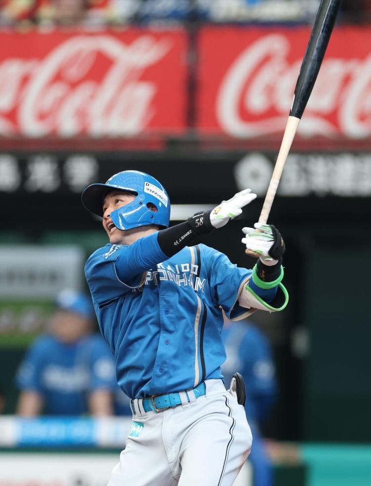 ４回、逆転２ランを放つ奈良間（撮影・金田祐二）