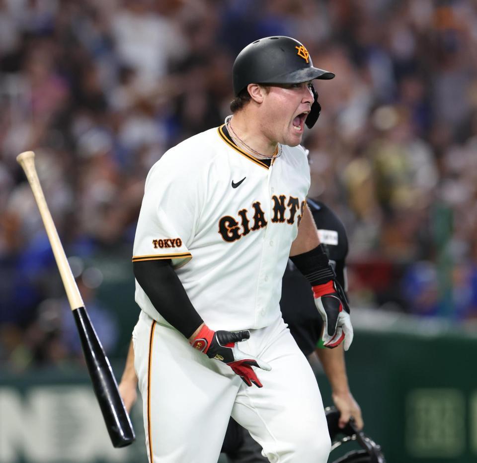 ５回、本塁打だと確信し叫ぶリチャード（撮影・佐々木彰尚）