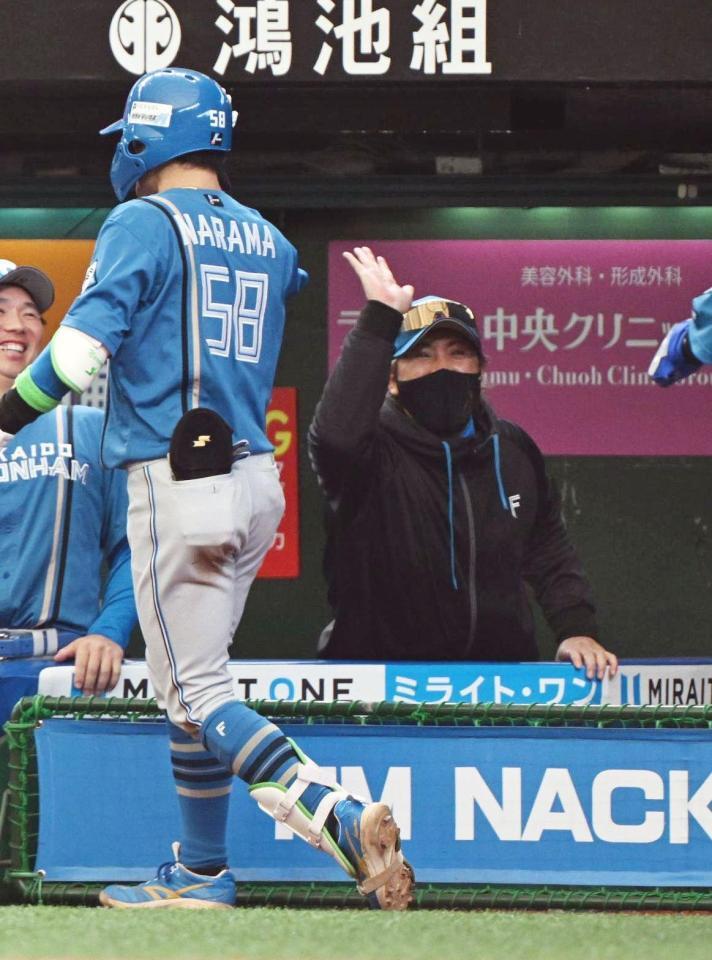 ４回、逆転の２点本塁打を放った奈良間を出迎え、笑顔を見せる新庄監督