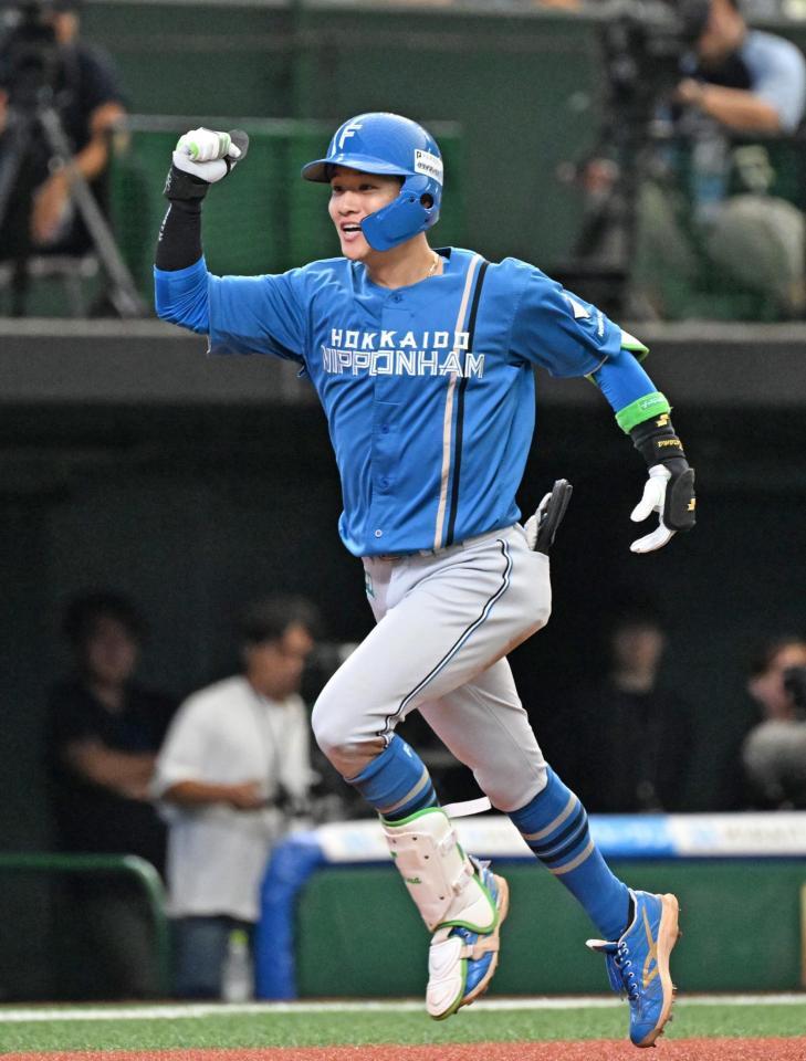 ４回、２ランを放ち、笑顔で本塁に向かう奈良間