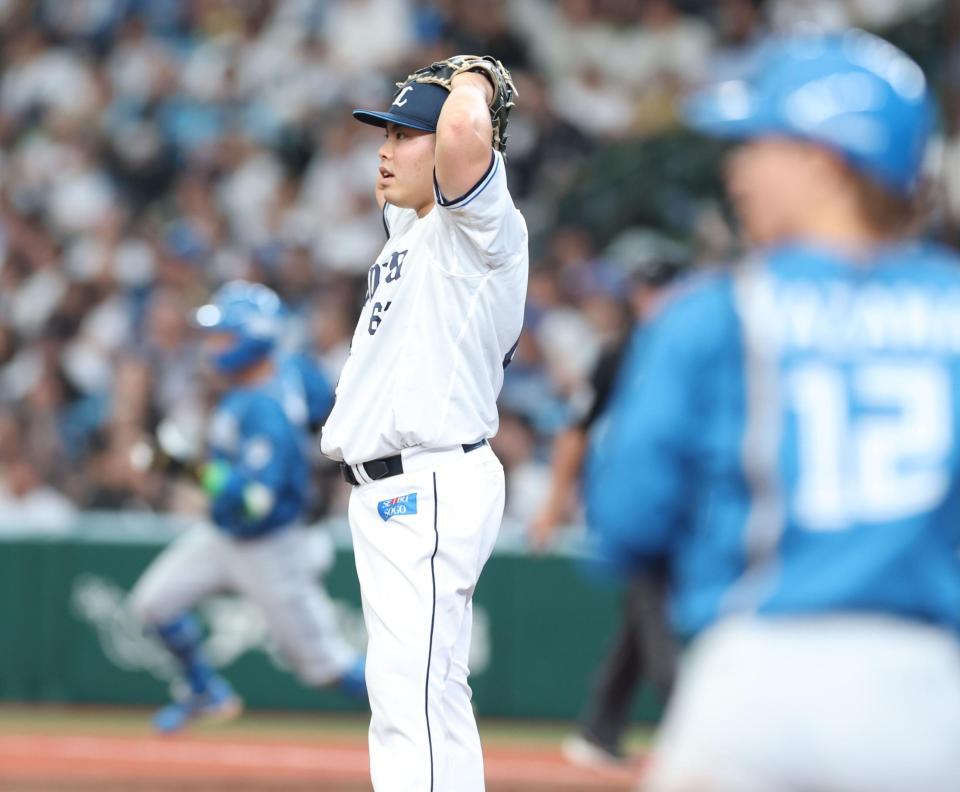 ４回、奈良間に逆転２ランを浴び頭を抱える平良（撮影・金田祐二）