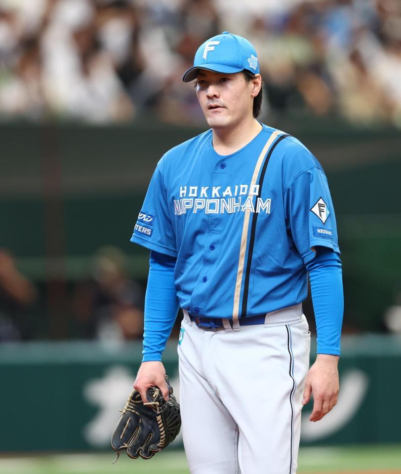 １回、先制を許し、ベンチに戻る有原（撮影・中島達哉）