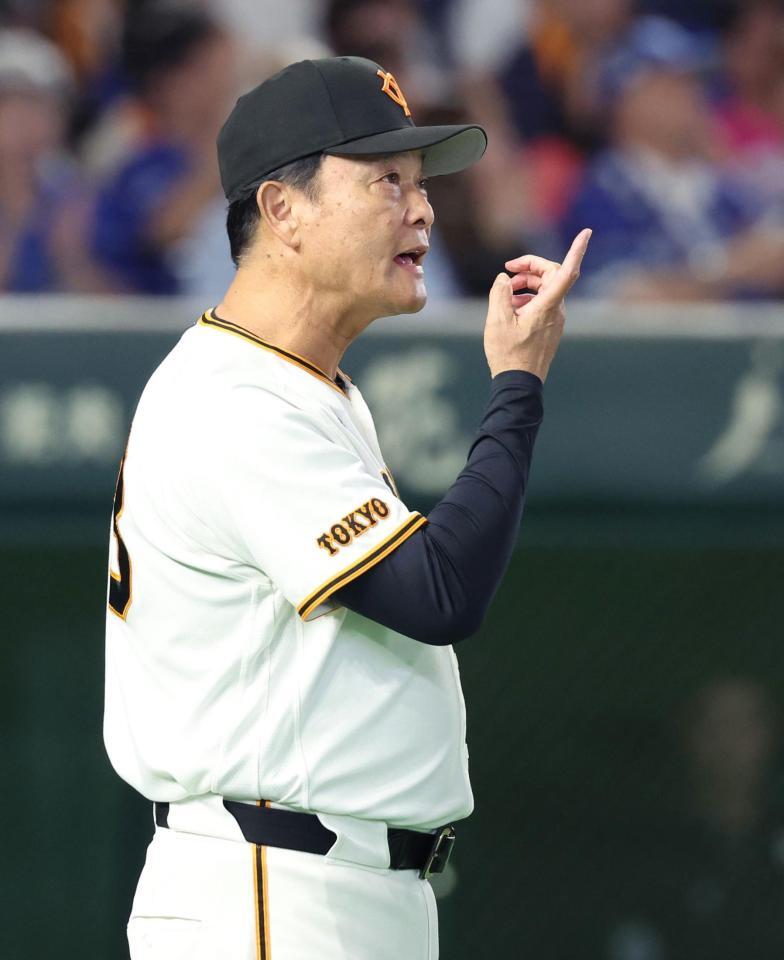 ８回を終え、選手交代を告げる橋上監督代行