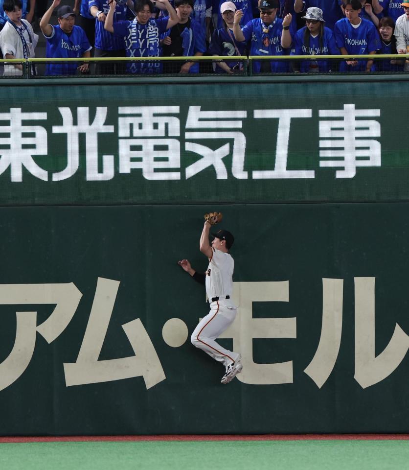 ９回、代打・勝又の左翼への打球を好捕した松本（撮影・佐々木彰尚）