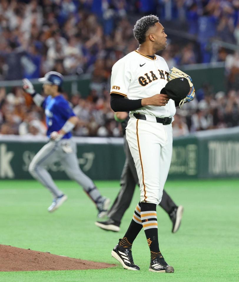 ９回、度会（左）に勝ち越しソロを浴びたマルティネス