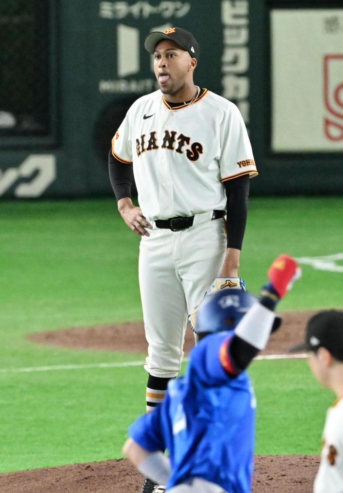 ９回、度会（手前）に勝ち越しソロを浴びたマルティネス