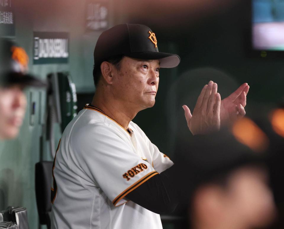 ２回、リクエストに成功し手をたたく橋上監督代行（撮影・佐々木彰尚）