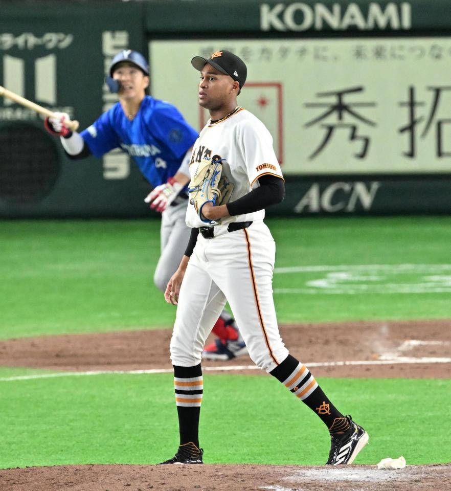 ９回、度会（左）に勝ち越しソロを浴びたマルティネス