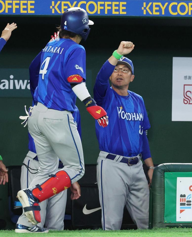 ９回、勝ち越しソロを放った度会（左）を迎える相川監督