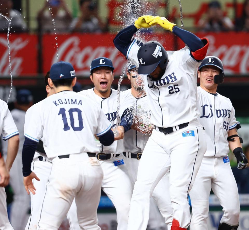 １０回、サヨナラソロを放ち、ナインに迎えられるカナリオ（撮影・中島達哉）