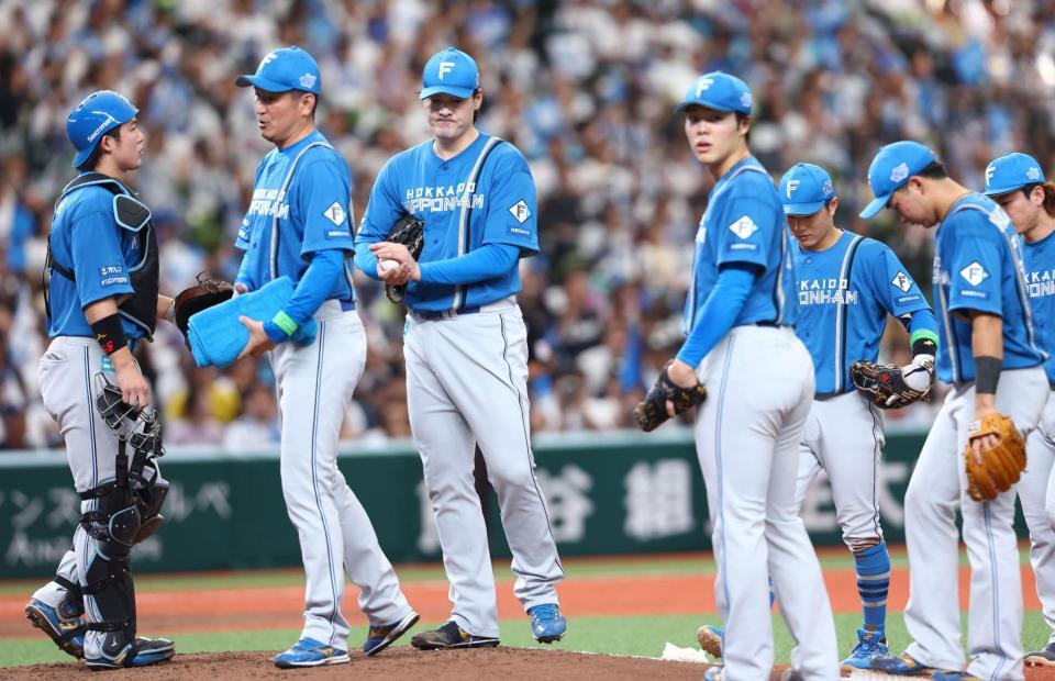 ５回、同点に追いつかれ、マウンドに集まる有原（中央）ら日本ハムナイン（撮影・中島達哉）