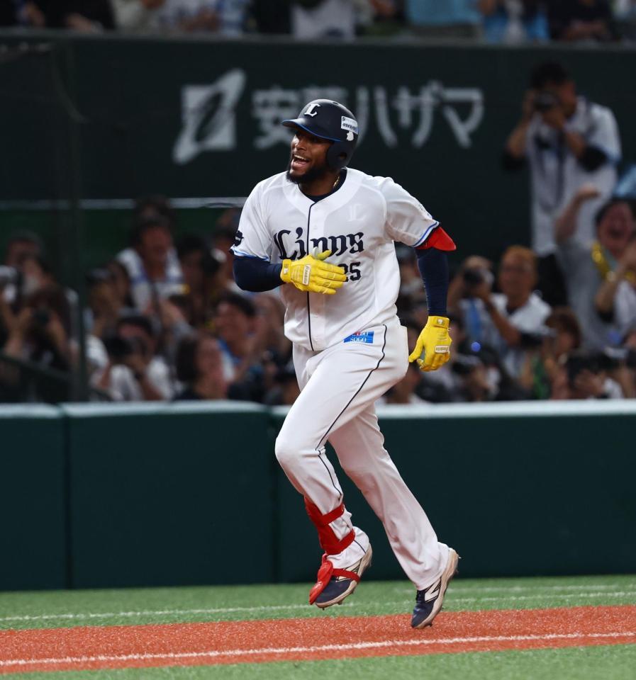 １０回、サヨナラソロを放ち、ダイヤモンドを回るカナリオ（撮影・中島達哉）