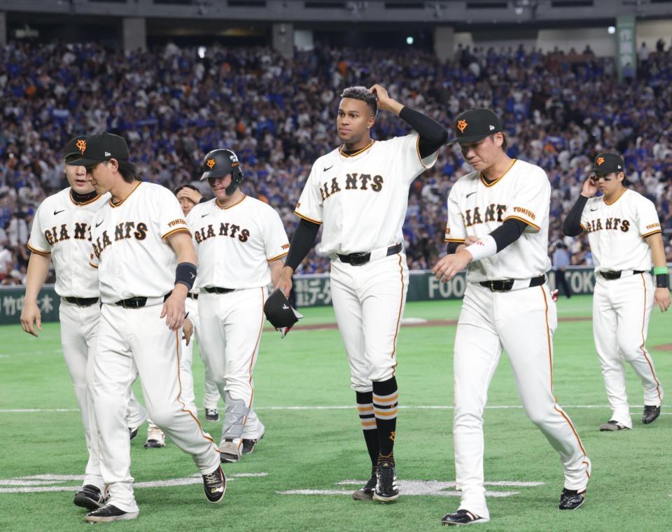 ファンにあいさつをした後、引き揚げるマルティネス（撮影・佐々木彰尚）