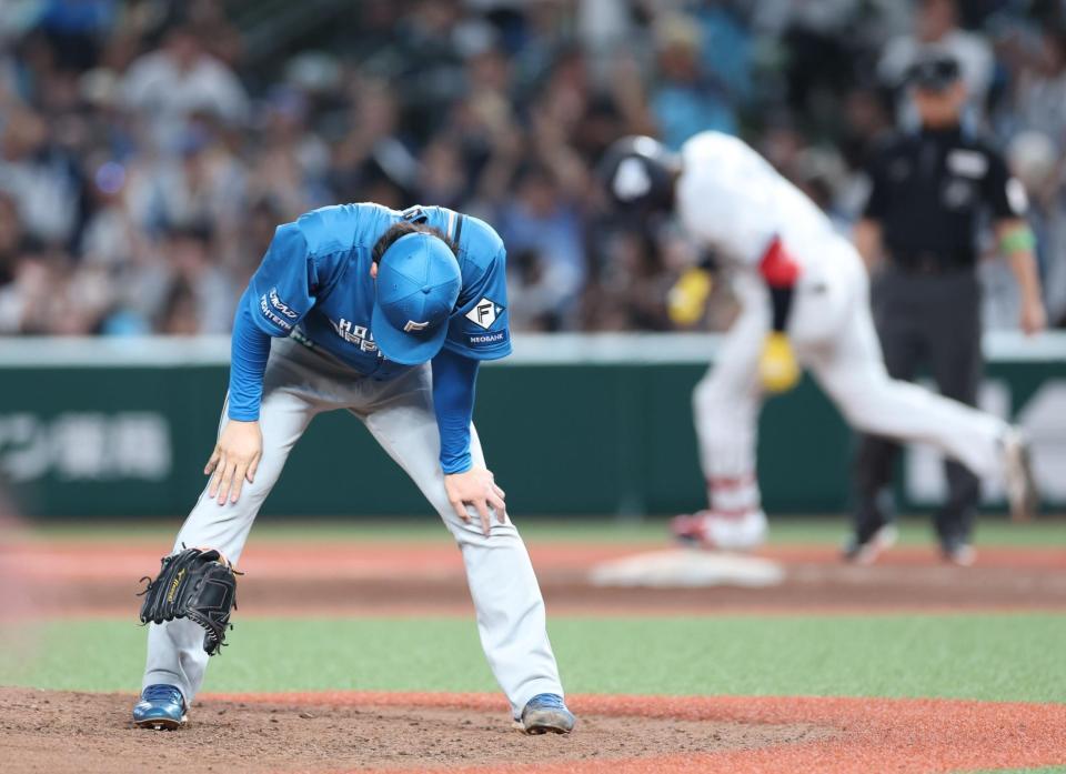 １０回、カナリオにサヨナラ本塁打を浴びグラブを落とす細野（撮影・金田祐二）