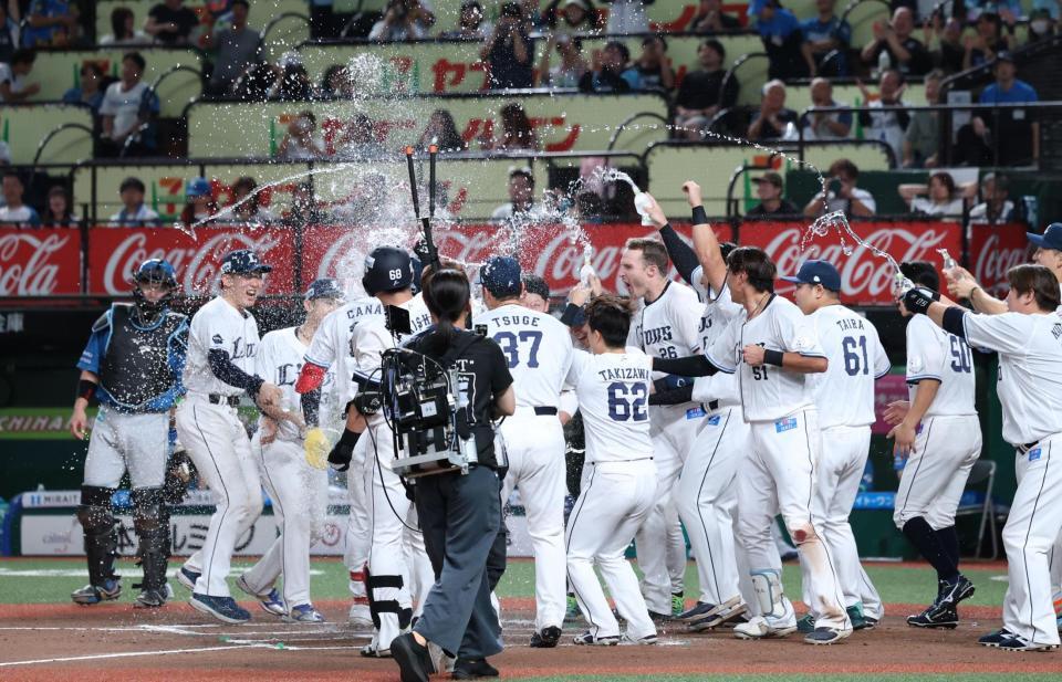 サヨナラ勝ちに喜ぶ西武ナイン（撮影・金田祐二）
