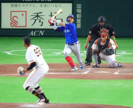 　９回、マルティネスから勝ち越し本塁打を放つ度会（撮影・石井剣太郎）