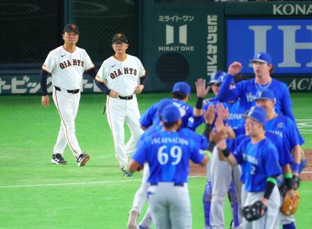 　試合に敗れ、観客へあいさつに向かう橋上監督代行（左端）