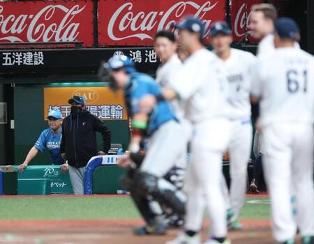 　１０回、サヨナラ負けに厳しい表情の新庄監督（撮影・金田祐二）