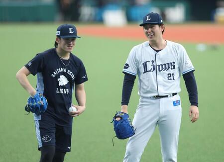 笑顔の武内（右）と隅田（撮影・金田祐二）