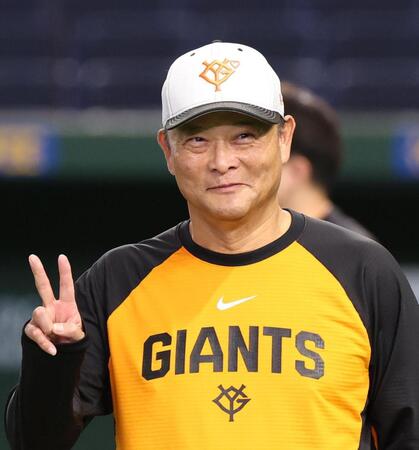 Ｖサインの橋上監督代行（撮影・佐々木彰尚）
