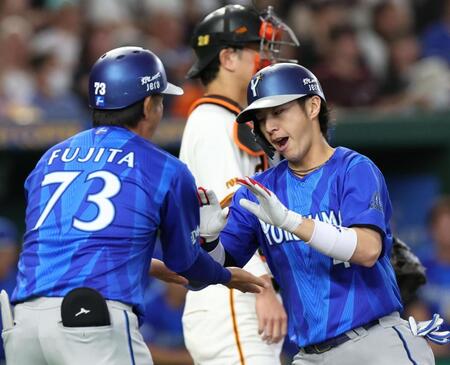 １回、先頭打者ソロを放ち生還する度会（撮影・佐々木彰尚）