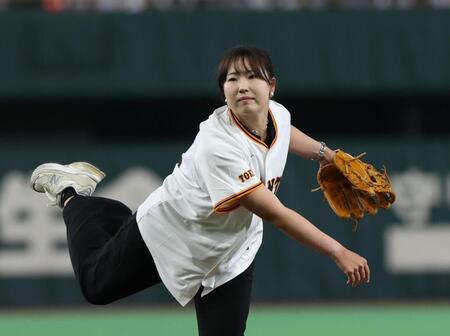ファーストピッチを務めた竹田麗央（撮影・佐々木彰尚）