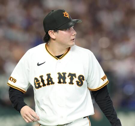 １回終了時、電光掲示板を見つめる竹丸（撮影・佐々木彰尚）
