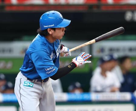 ５回、先制となる適時二塁打を放つ野村（撮影・中島達哉）