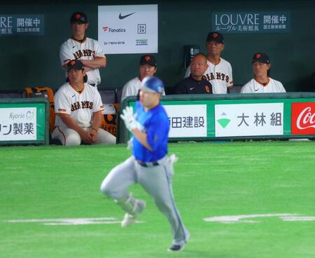 １回、佐野（手前）に適時打を許す。右から２人目は打球を見る橋上監督代行（撮影・石井剣太郎）