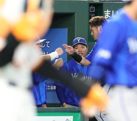 ７回、適時打を放った戸柱はナインに出迎えられる（撮影・佐々木彰尚）