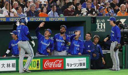 ７回、戸柱の適時打で生還した三走・佐野を出迎えるナイン（撮影・佐々木彰尚）