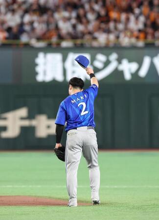 ８回、守備につき声援に応える牧（撮影・佐々木彰尚）