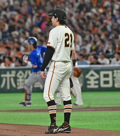 １回、度会（左）に先頭打者本塁打を浴びた先発の竹丸