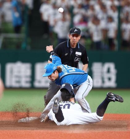 ７回、高松が二塁を狙った際に負傷する（野手・水野）＝撮影・中島達哉