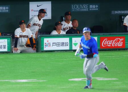 ８回、牧に本塁打を許し、厳しい表情の橋上監督代行ら（撮影・石井剣太郎）