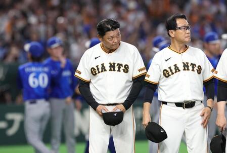 ファンにあいさつをした橋上監督代行（撮影・佐々木彰尚）
