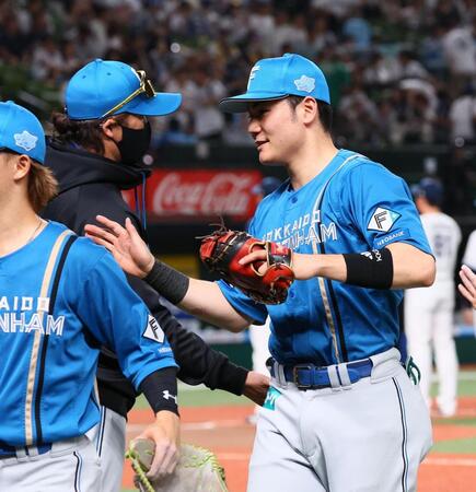 清宮幸（右）を迎える新庄監督（撮影・中島達哉）