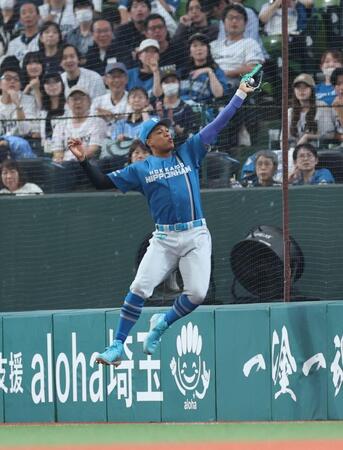 ７回、渡部の打球を好捕する万波（撮影・金田祐二）