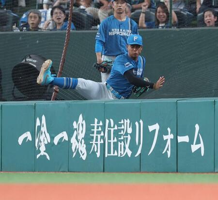 ７回、渡部の打球を好捕する万波（撮影・金田祐二）