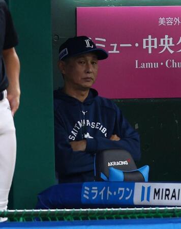８回、厳しい表情で戦況を見つめる西武・西口文也監督＝ベルーナドーム（撮影・中島達哉）