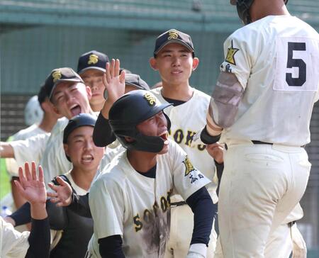 ３回、犠飛を放った崇徳・國川航希（５）を迎える崇徳ナイン（撮影・北村雅宏）