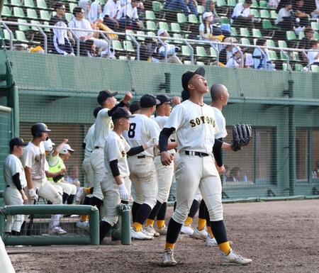 ４回、崇徳・松村皇成が適時三塁打を放ち、喜ぶ崇徳ナイン（撮影・北村雅宏）