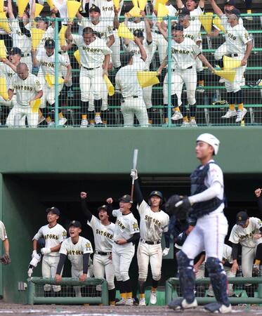 ７回、崇徳・河野拓真が適時打を放ち、喜ぶ崇徳ナインと崇徳応援団（手前右下は広陵主将・勝本晴太）＝撮影・北村雅宏