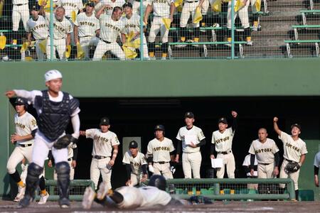 ９回、崇徳・河野拓真の犠飛で追加点をもぎ取ち、拳を上げる崇徳ナイン（撮影・北村雅宏）