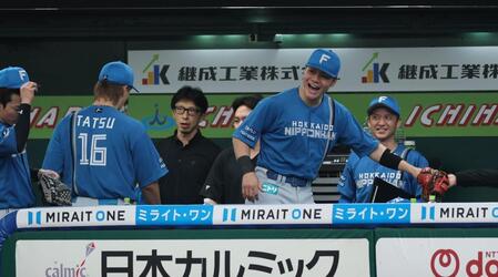 ６回、好守でピンチを救い喜ぶ清宮幸（撮影・金田祐二）