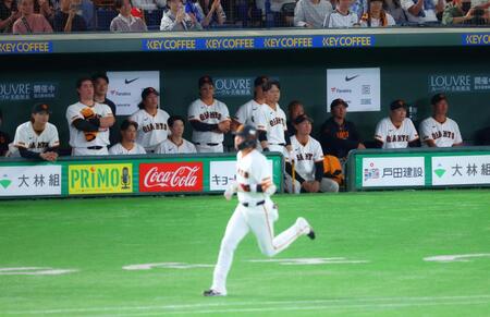 ８回、坂本（手前）がレフトフライに倒れ、厳しい表情の巨人ナイン（撮影・石井剣太郎）