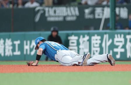 ６回、石井の打球を好捕する清宮幸（撮影・金田祐二）