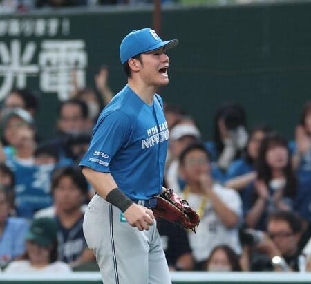 ６回、石井の打球を好捕し雄たけびを挙げる清宮幸（撮影・金田祐二）
